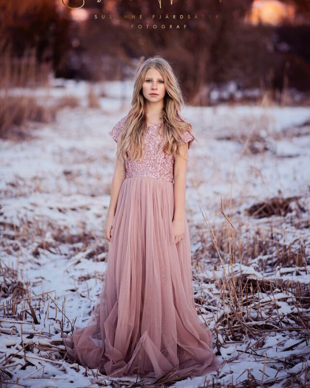 Ester värmde sig i bilen och efter en stund bytte hon om till nästa klänning. Sedan bar det av till nästa plats… 

_________________________________

Ester warmed herself in the car and after a while she changed into the next dress. Then we drove to the next location…

#barnfotografering #barnfotograf #fotografistockholm #motiveradtjej #fotografåkersberga #kidsstyling #kidsportraits #kidsphotography #snow #snowphotography #kidsfashion #barnmode #vimedbarn #vimedtonåringar #viföräldrar #vinterfotografering #snö #motivatedmindset #motivatedkids